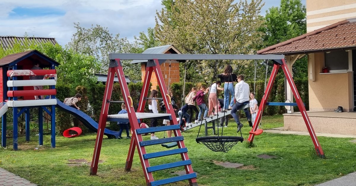 Ljuljačke i penjalica u vrtu Bistroa Bačvica Grill