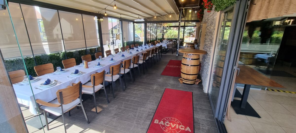 Svečano postavljen stol za proslavu u Bistrou Bačvica Grill