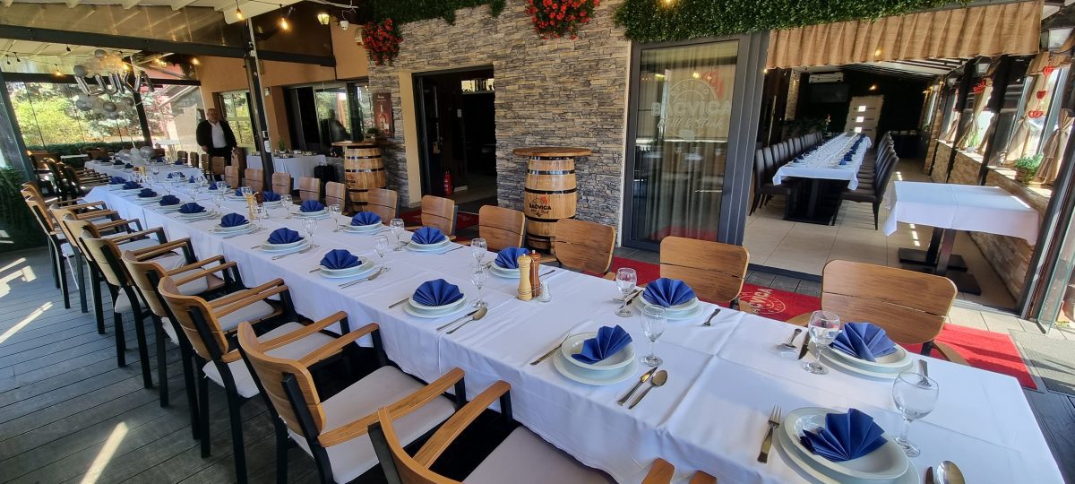 Stolovi pripremljeni za krstitke u Bistrou Bačvica Grill