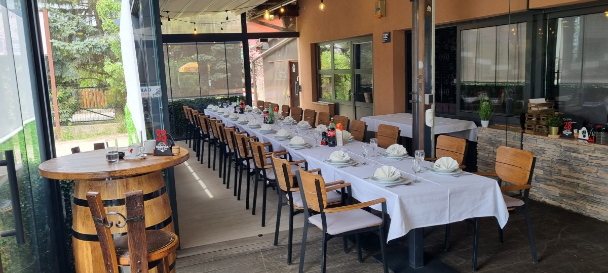 Dugi stol za veće društvo u Bistrou Bačvica Grill
